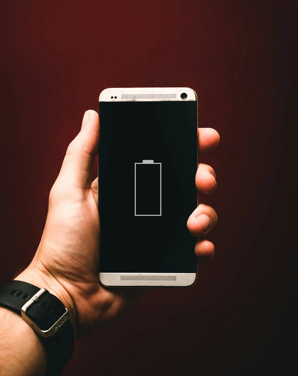 Smartphone Android con batteria scarica e consumo anomalo di energia