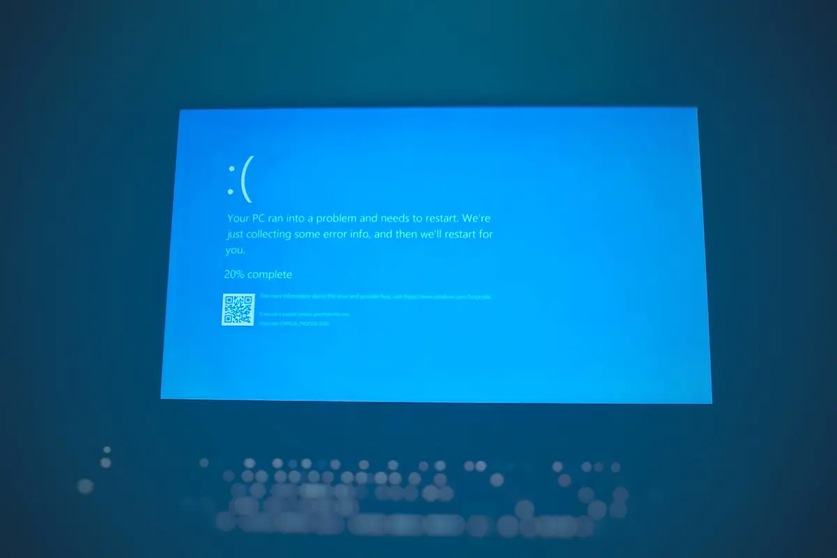 Schermata blu di errore BSOD su laptop Windows 11