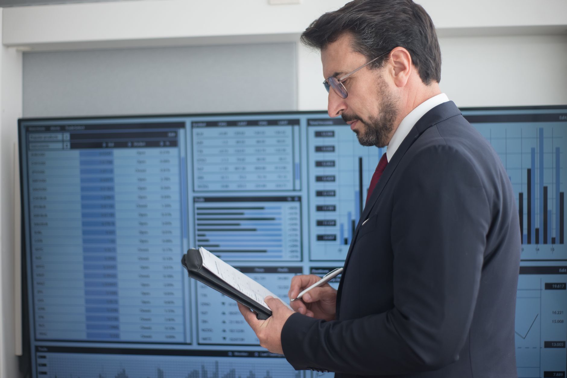 AI Act Governance e Risk Assessment Framework per Aziende Italiane Agosto 2026: Come Implementare Compliance Documentation, Model Card Registry e Audit Trail Automatizzati