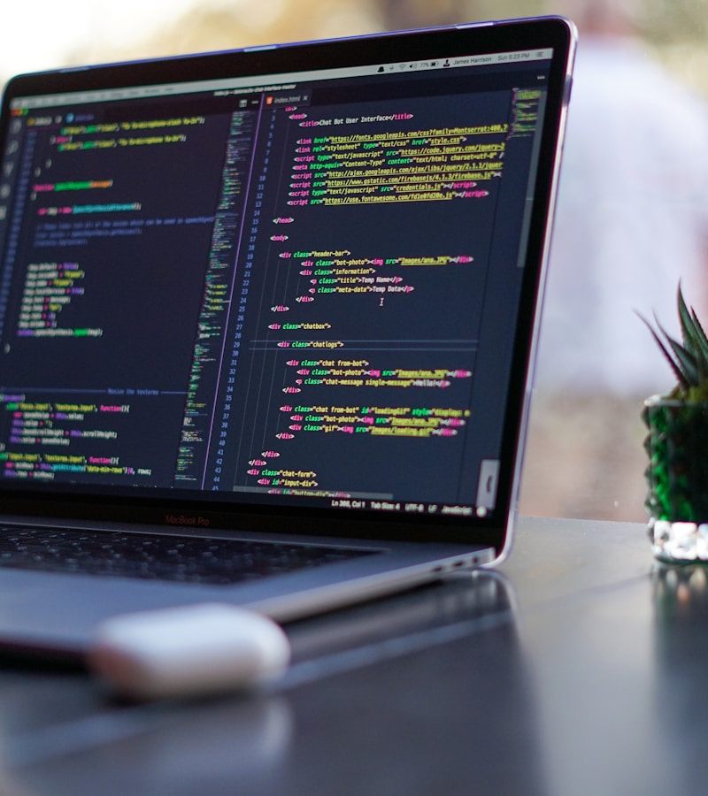 Postazione di sviluppo web con codice su laptop - Dario Iannascoli, esperto IT